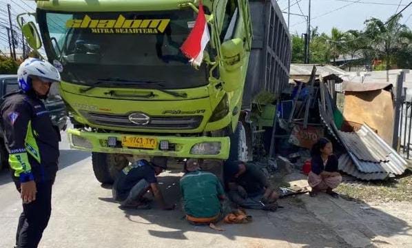 Dump Truck Gagal Menanjak Tabrak Warung di Bogor Truk gagal nanjak Jalan Raya Tlajungudik, Gunungputri, Kabupaten Bogor. Foto : Ist