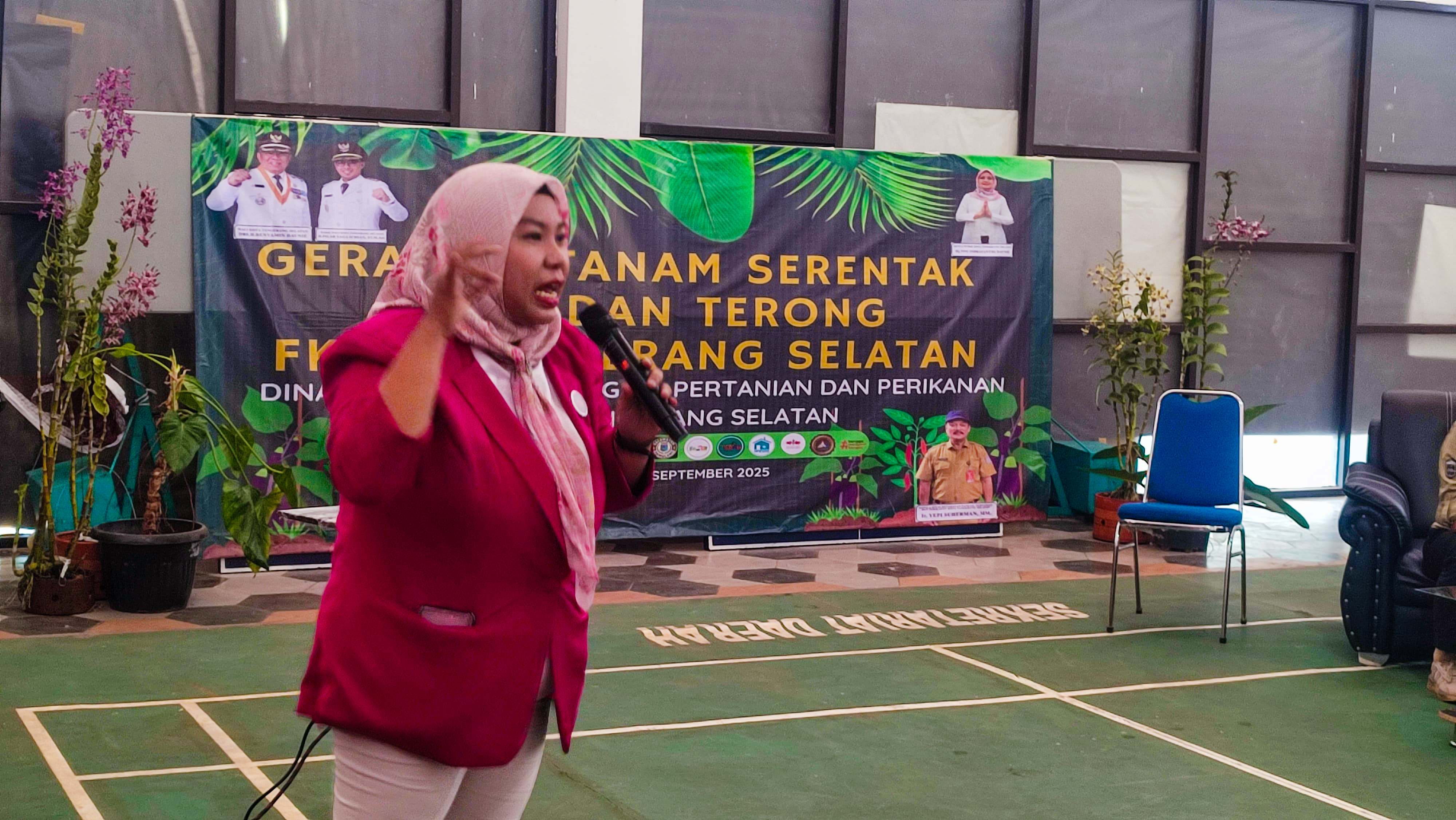 Ketua Forum KWT Tangsel, Sri Agustin, memberikan sambutan pada peluncuran program unggulan Gerak Tanam Serentak di Kawasan Pertanian Terpadu (KPT) Serpong, Selasa (16/9/2025). (tangselpos.id/lim)