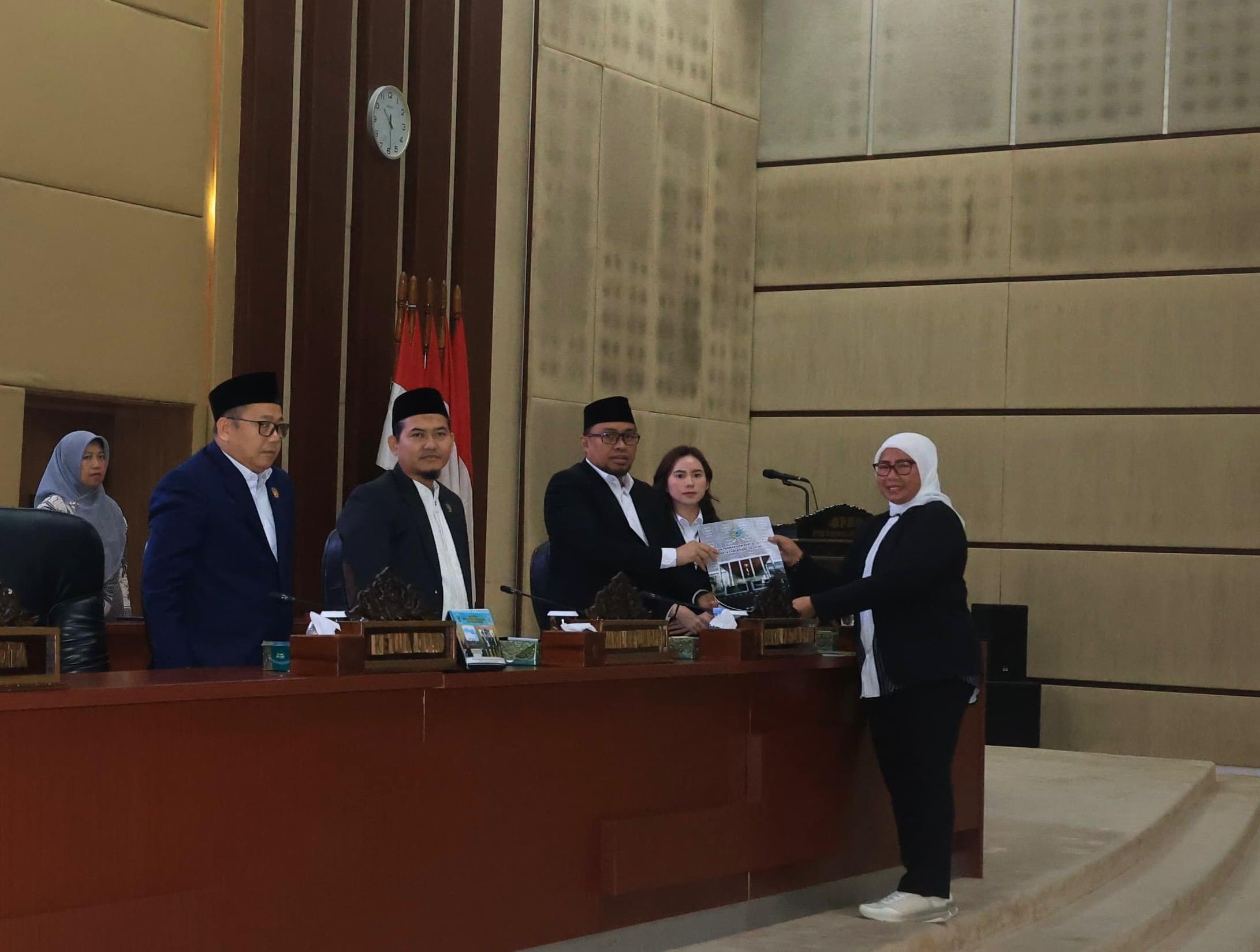 Ketua Fraksi Gerindra Zulfa Sungki memberikan pandangannya terhadap pembangunan Pemkot Tangsel.