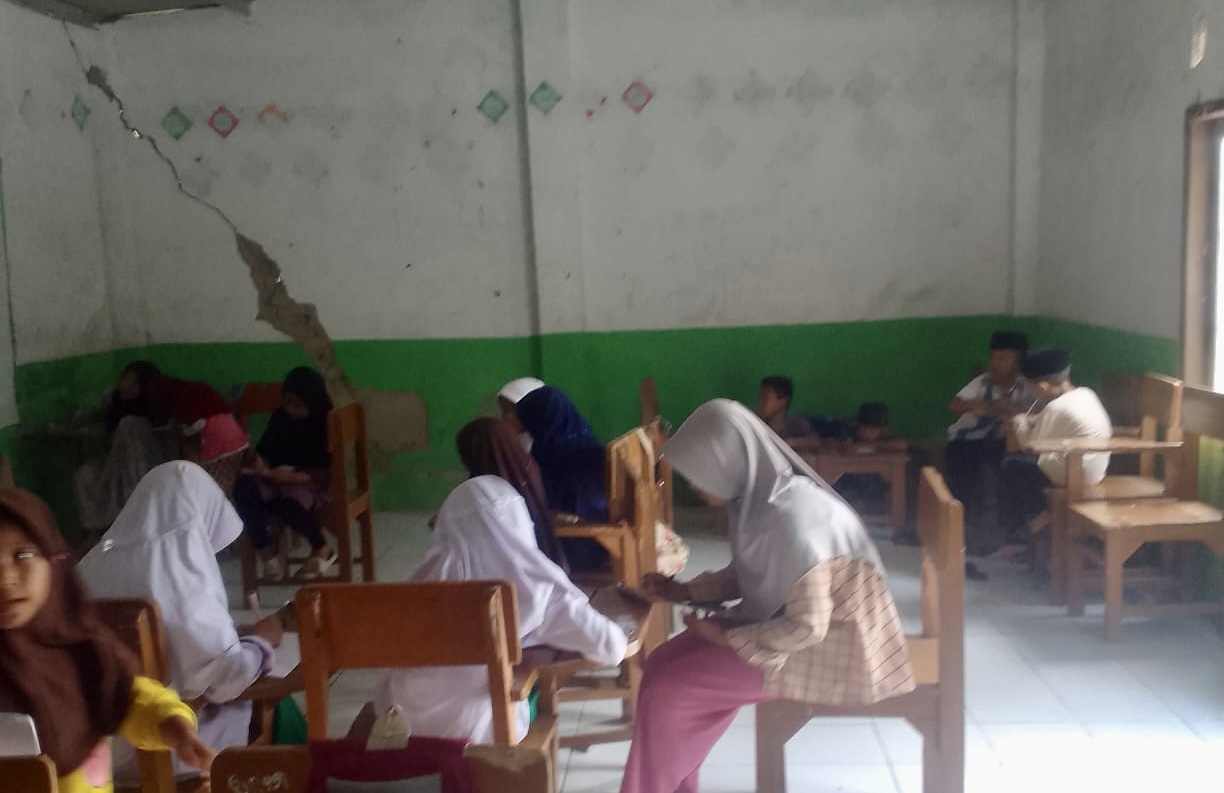 Kondisi dinding pada ruang kelas Madrasah Ash Shafwah di Rangkasbitung, sangat membahayakan keselamatan para siswa, karena kondisinya sudah hampir terbelah.