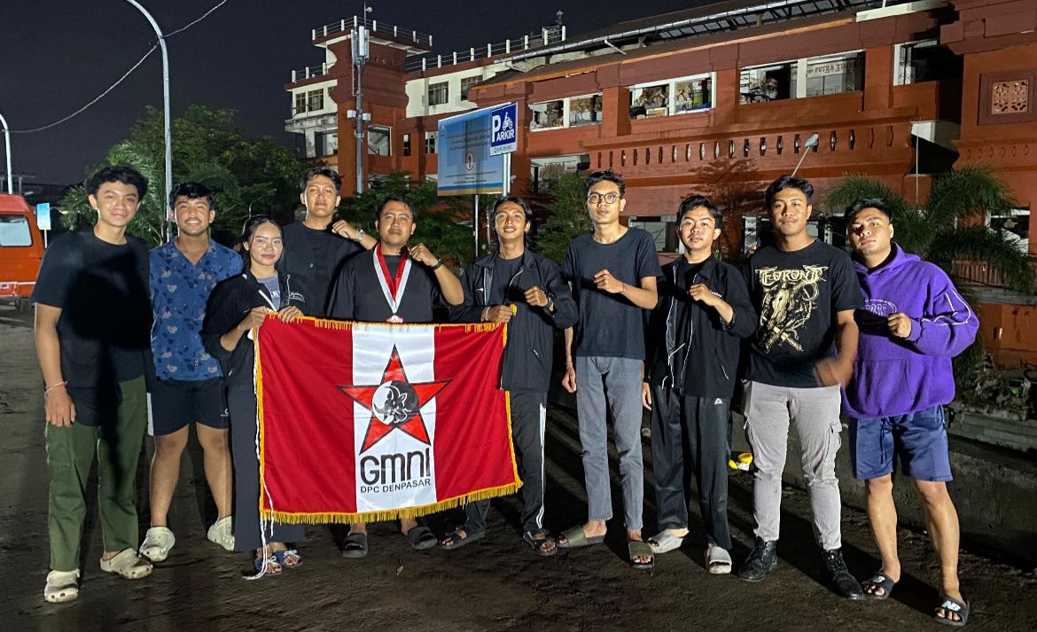 GMNI Bagikan Nasi Kepada Petugas Kebencanaan di Depansar Foto : Ist
