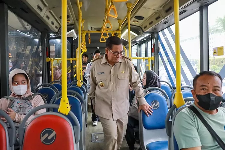 Gubernur Pramono ketika naik TransJakarta saat menuju Balaikota. Foto : Ist