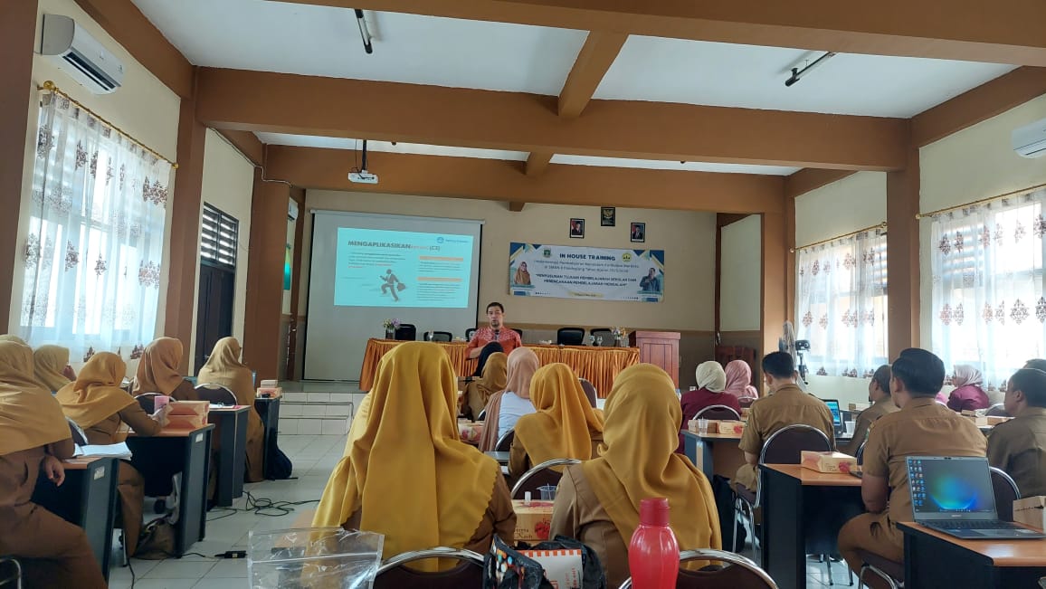 Guru SMA Negeri 8 Dilatih IHT Pembelajaran Mendalam Para guru SMA Negeri 8 Pandeglang sedang mengikuti pelatihan IHT perencanaan pembelajaran mendalam tahun 2025, Selasa (16/9).