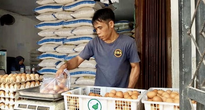 Harga Telur Ayam Ras Di Pandeglang Melejit Naik Salah seorang pedagang, sedang menjajakan barang dagangannya termasuk telur ayam ras, di Pasar Badak Pandeglang, Senin (8/9).