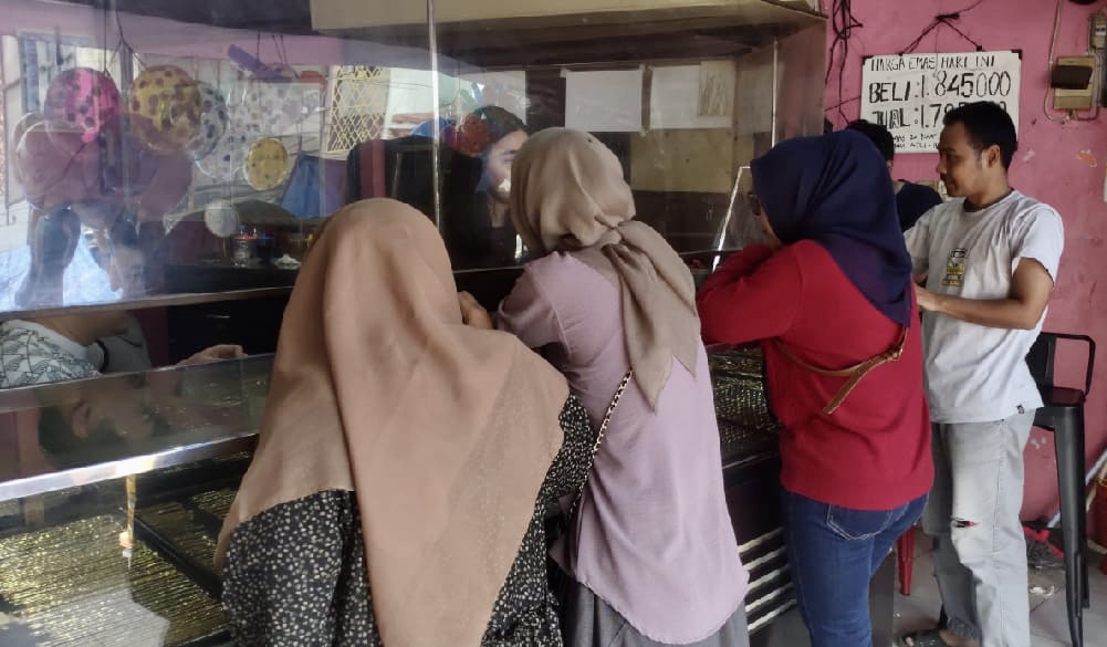 Harga Terus Naik, Warga Rangkasbitung Pilih Investasi Emas 22 Karat Suasana di salah satu toko emas Rangkasbitung, Selasa (9/9). Terlihat sejumlah warga Rangkasbitung, terlihat sedang membeli emas.