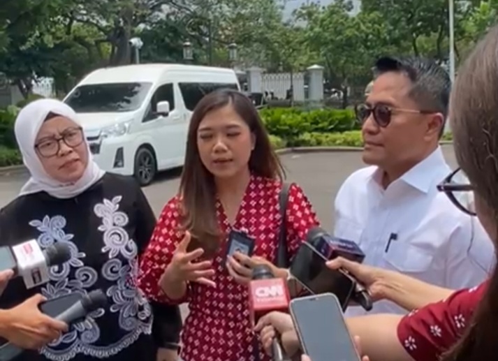 ID Jurnalis CNN Telah Dikembalikan, Setpres Komit Junjung Tinggi Kebebasan Pers Deputi Bidang Protokol, Pers, dan Media Sekretariat Presiden (Setpres) Yusuf Permana (baju putih) saat memberikan konferensi pers. Foto : Ist