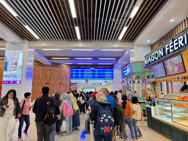 Jelang Libur Panjang, 17 Ribu Tiket Whoosh Laris Manis Antrian calon penumpang Whoosh. Foto : Ist