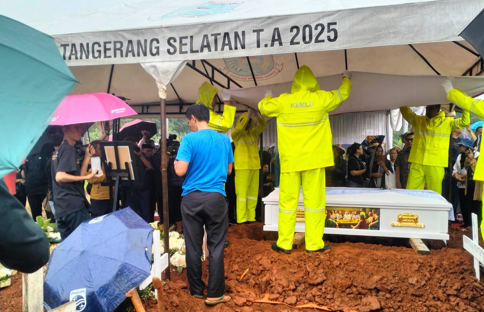 Prosesi Pemakaman Zetro Leonardo Purba di TPU Sari Mulya, Setu, Kota Tangerang Selatan. Foto : Ist