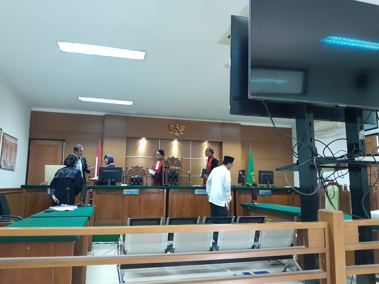 JPU Tuntut Terdakwa Korupsi di Koperasi Pedoman Pandeglang 8 Tahun Penjara Terdakwa ES meninggalkan ruang sidang kasus tipikor di PN Tipikor Serang, Senin (15/9/2025).(Istimewa)