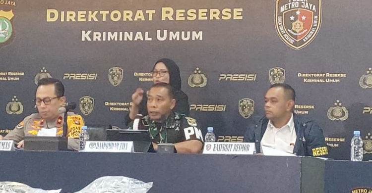 Danpomdam Jaya Kolonel CPM Donny Agus Prayitno (tengah) saat konferensi pers. Foto : Ist