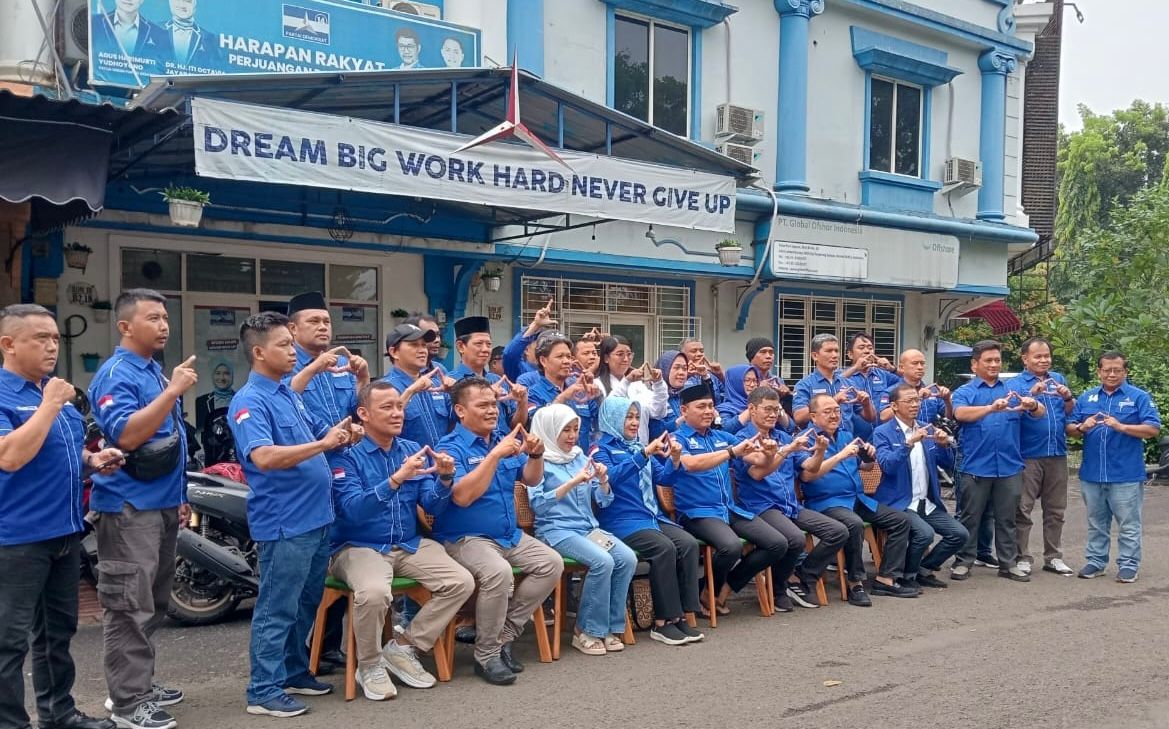 Kader Di Tangsel Potong Tumpeng & Simak Pidato AHY DPC Demokrat Kota Tangsem gelar kegiatan perayaan HUt Partai Demokrat di Serpong.