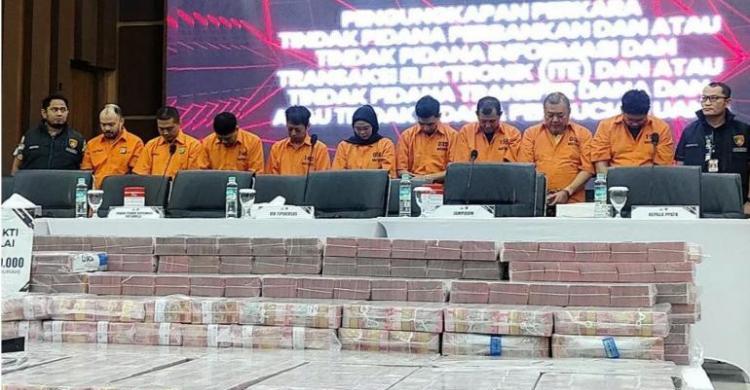 Para tersangka kasus pembobolan rekening dormant di kantor cabang salah satu bank plat merah di Jawa Barat sebanyak Rp 204 Miliar. Foto: Ist