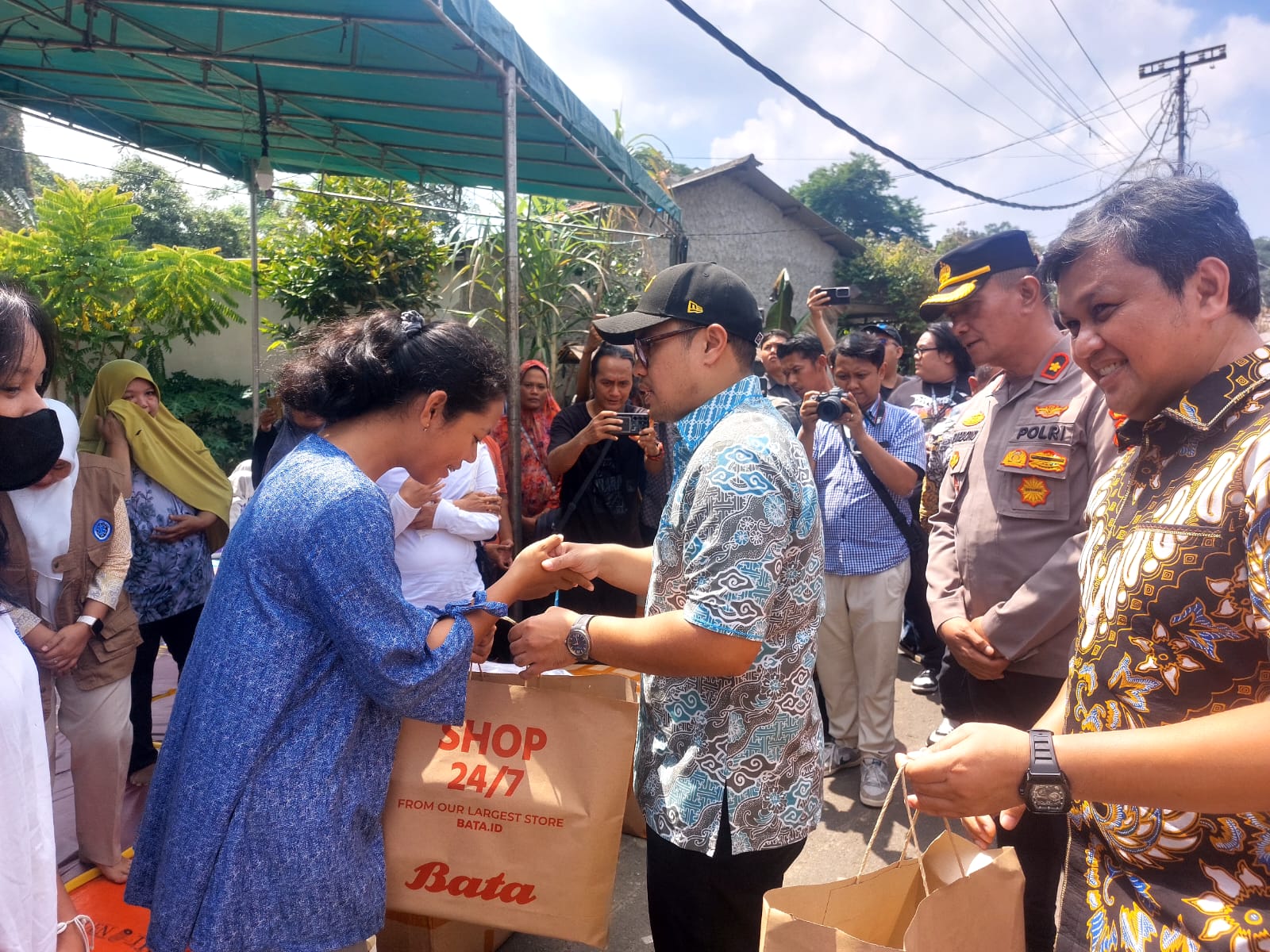Kebakaran Asrama Polsek Serpong Sebabkan 60 Orang Terdampak, Termasuk Anak-anak Wakil Wali Kota Tangsel Pilar Saga Ichsan saat menyerahkan bantuan. Foto : Rahman/TP