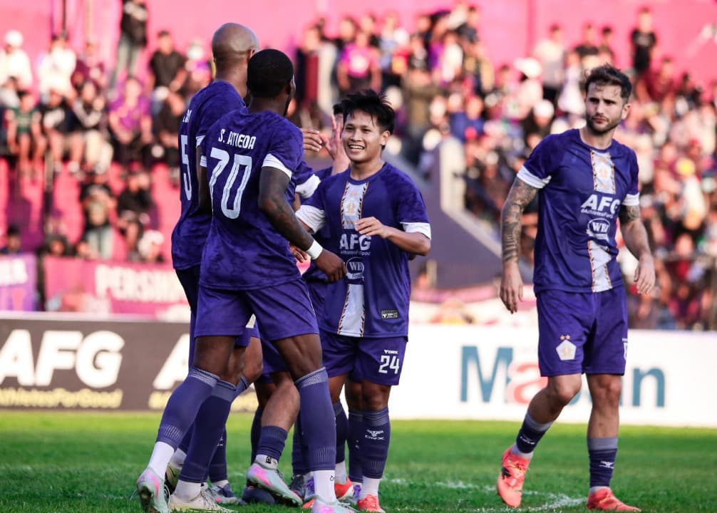 Selebrasi skuad Persik Kediri usai menang 1-0 dari PSBS Biak. Foto : Ist