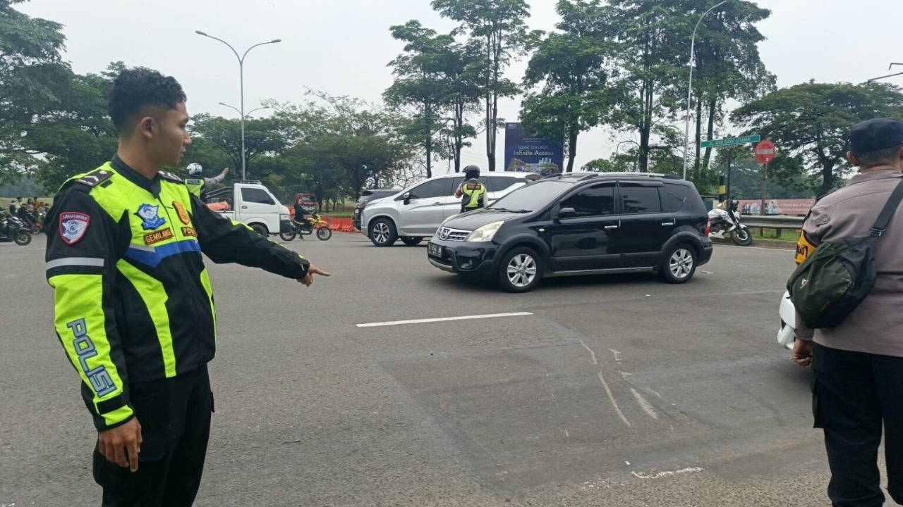 Kemudikan Mobil, Anak 15 Tahun Tabrak 3 Motor Satlantas Polres Tangsel saat olah TKP kasus kecelakaan di Pegedangan. Satu korban tewas akibat kecelakaan itu.