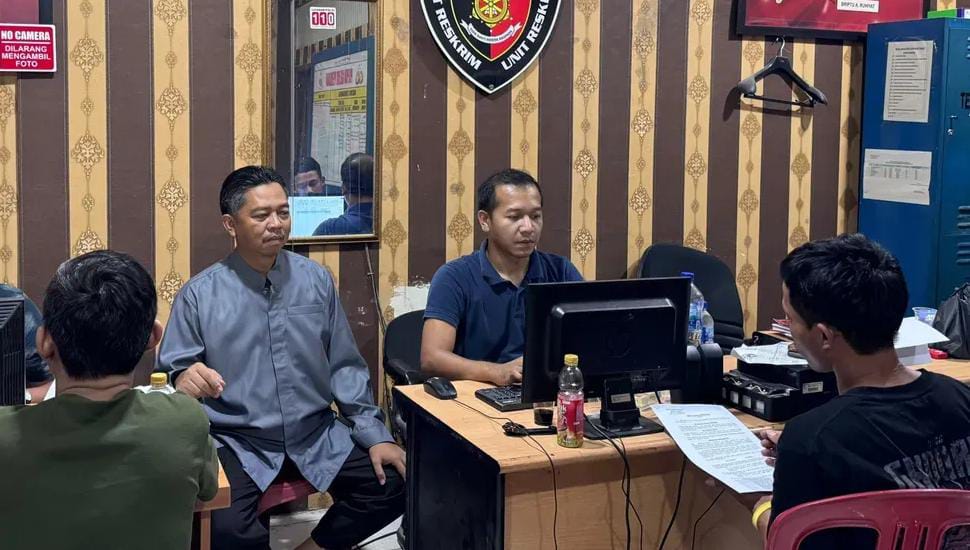 BA dan SU saat diinterogasi petugas Polres Serang. Foto : Ist