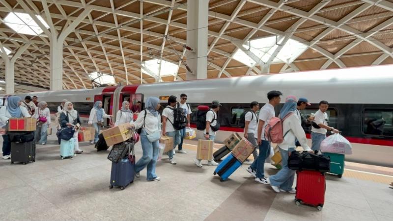 Kereta Cepat Whoosh Banyak Dilirik Pelancong Malaysia, Tembus 225 Ribu Penumpang Penumpang Whoosh di Stasiun Halim. Foto : Ist