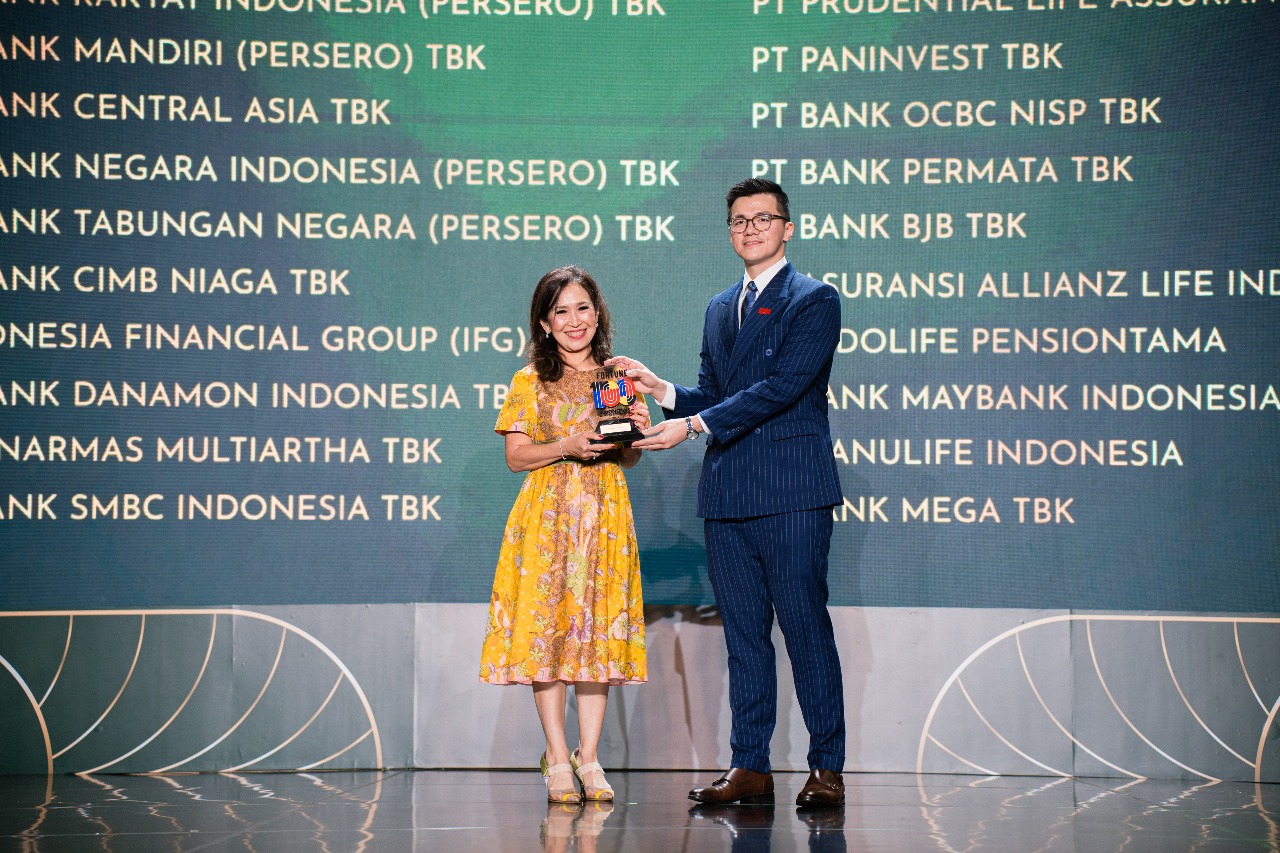 Kinerja Positif, Danamon Masuk Daftar Fortune 100 di 2025 Rita Mirasari, Direktur Danamon saat menerima penghargaan dari William Utomo, Co-Founder sekaligus Chief Operating Officer (COO) dari IDN di ajang FORTUNE Indonesia 100 Gala di Jakarta. Foto : Ist