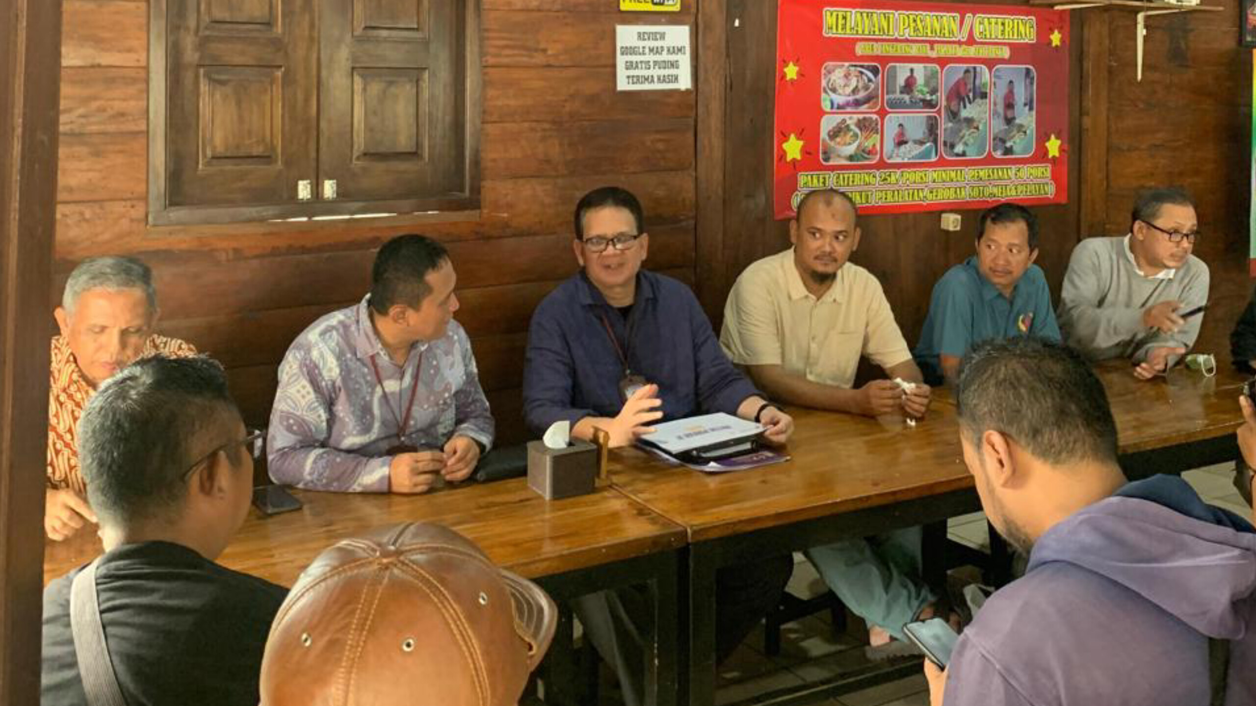 KONFERENSI PERS: Ketua Panitia Pelaksana Porkab VI Tangerang 2025, Taufik Emil (tengah) dalam konferensi pers, Kamis (11/9). ISTIMEWA