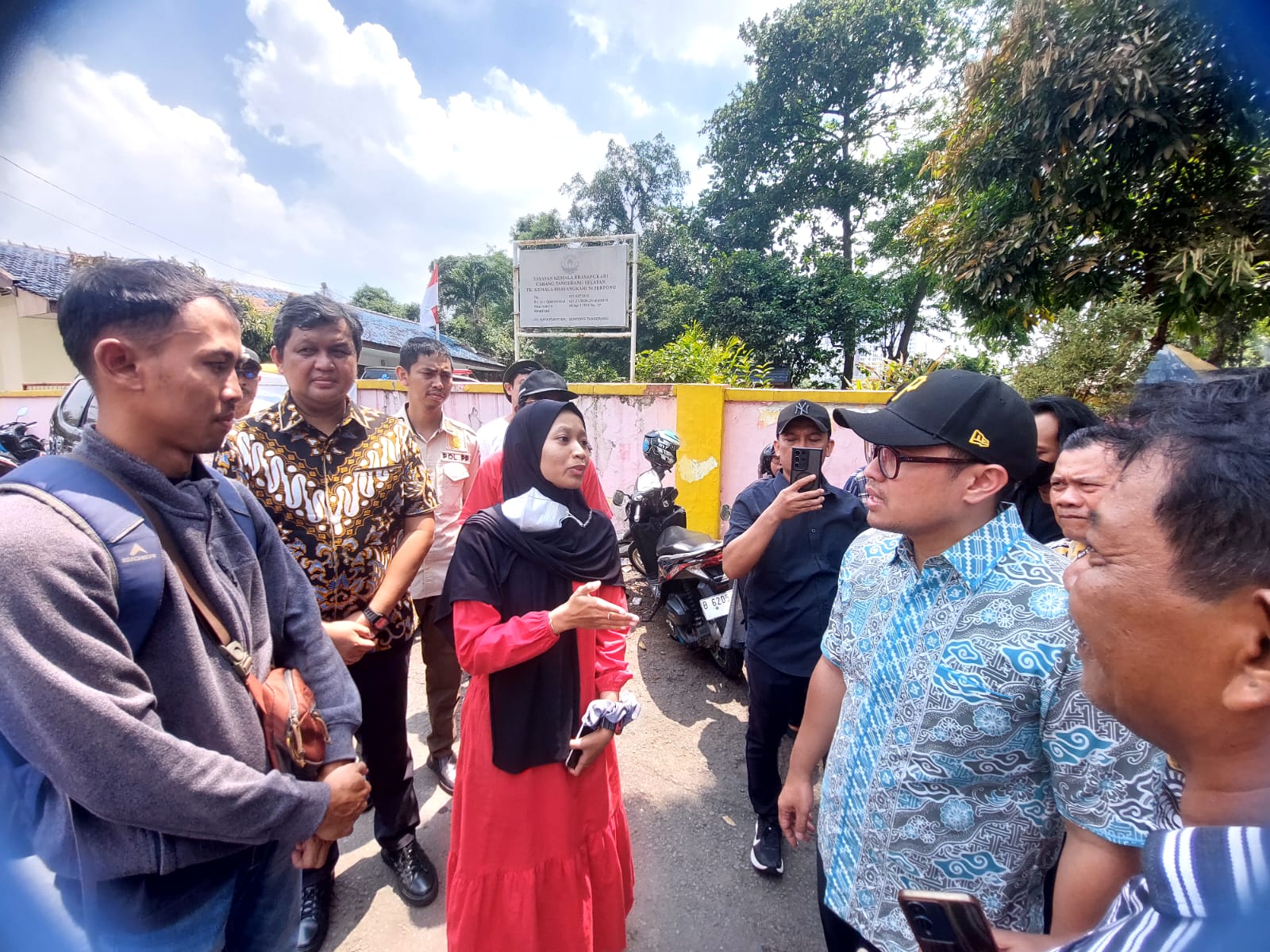 Wakil Wali Kota Tangsel Pilar Saga Ichsan saat meninjau korban kebakaran. Foto : Ist