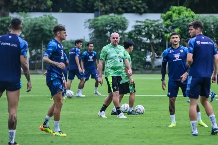 Bojan Hodak saat mengawasi latihan Persib. Foto : Ist