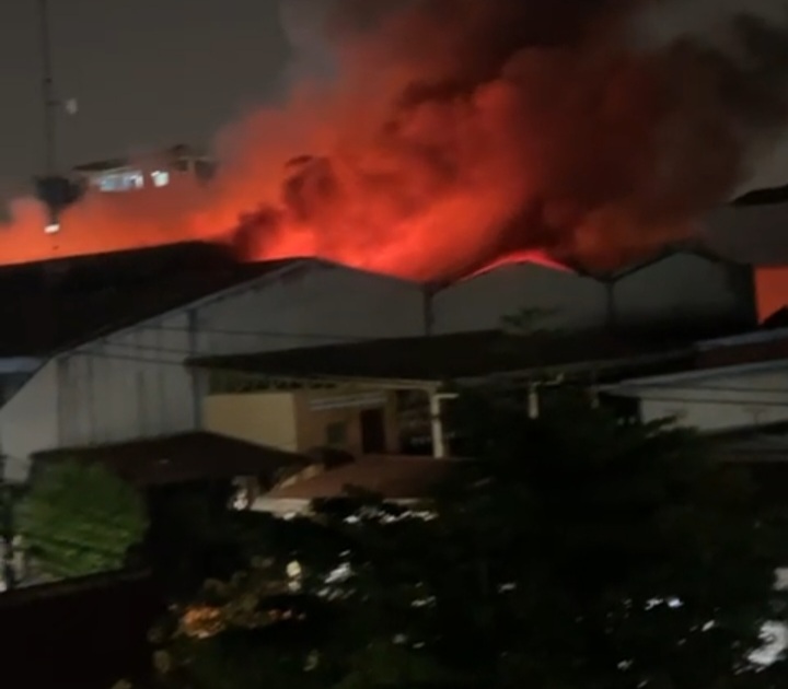 Kebakaran pabrik di Kelurahan Pakujaya, Kecamatan Serpong Utara. Foto : Ist