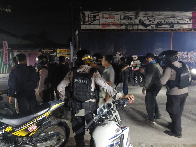 Tim Patroli Sigap Polresta Tangerang saat mepakukan penyergapan terhadap lima orang diduga pemalak sopir. Foto : Ist