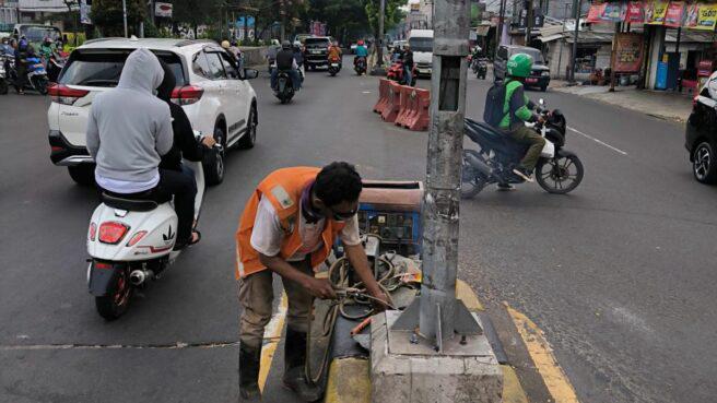 Lima Tiang Lampu Lalu Lintas Di Situ Gintung Digondol Maling Petugas Tengah memperbaiki Lima tiang besi lampu lalu lintas di simpang Situ Gintung, Kecamatan Ciputat Timur yang sebelumnya sempat dicuri.