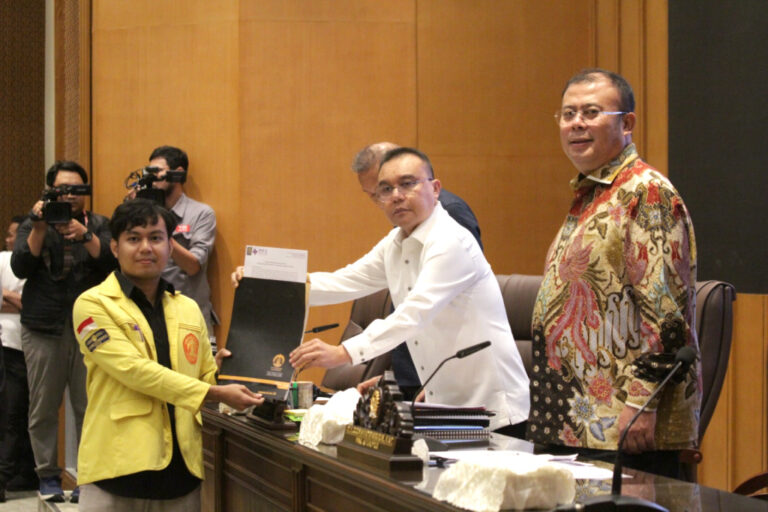 Listrik & Telepon Nggak Dibayarin Lagi Wakil Ketua DPR Sufmi Dasco saat menerima perwakilan mahasiswa. Foto : Ist