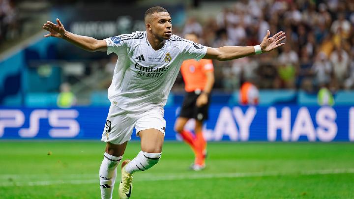 Selebrasi Mbappe usai cetak 2 gol ke gawang Levante. Foto : Ist