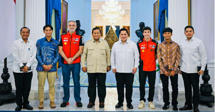 Marc Marquez (ketiga dari kanan) saat berada di Istana Negara. Foto : Ist