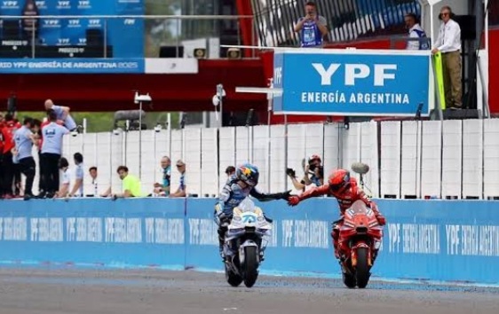 Alex dan Marc Marquez finis di Sirkuit Barcelona-Catalunya. Foto : Ist