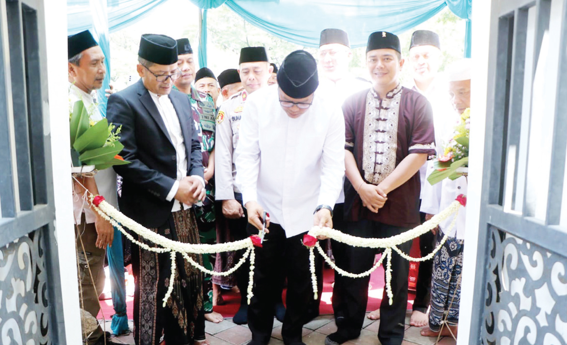 Maryono Sebut Jadi Destinasi Wisata Sejarah Dan Edukasi Wakil Wali Kota Tangerang, Maryono, secara simbolis memotong pita usai Pemerintah Kota (Pemkot) Tangerang melakukan revitalisasi terhadap makam Raden Aria Santika, tokoh pejuang yang sangat berjasa bagi Tangerang.