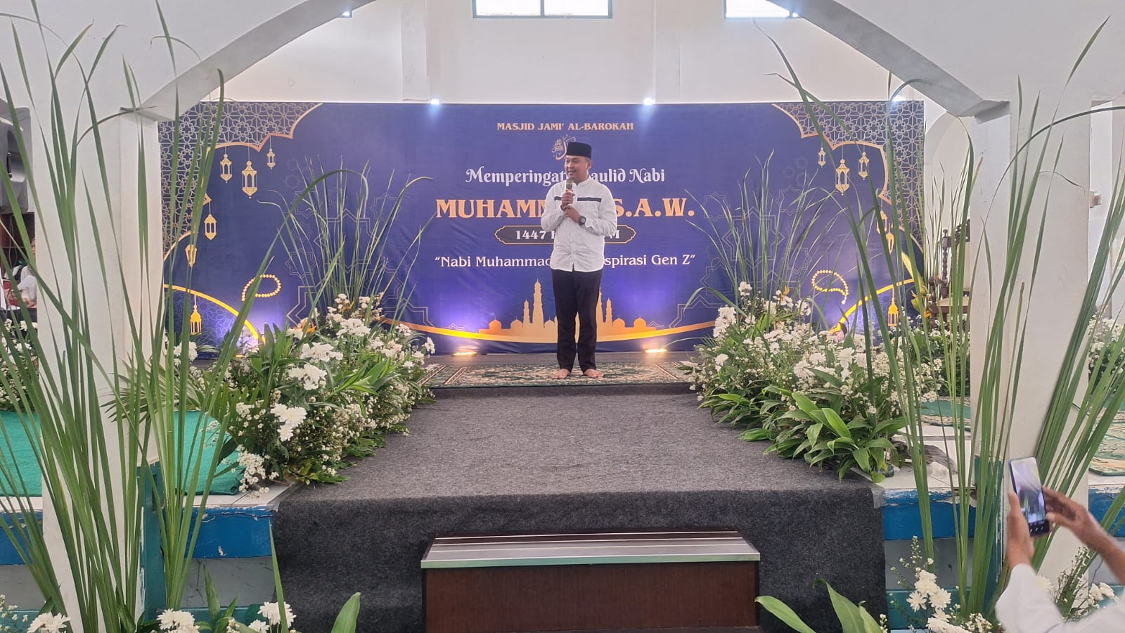 Masjid Al Barakah Bakti Jaya Adakan Peringatan Maulid Nabi Lurah Bakti Jaya Fiqri Yanuardi Putra pada acara peringatan Maulid Nabi Muhammad SAW, Minggu (7/9). Foto : Ist