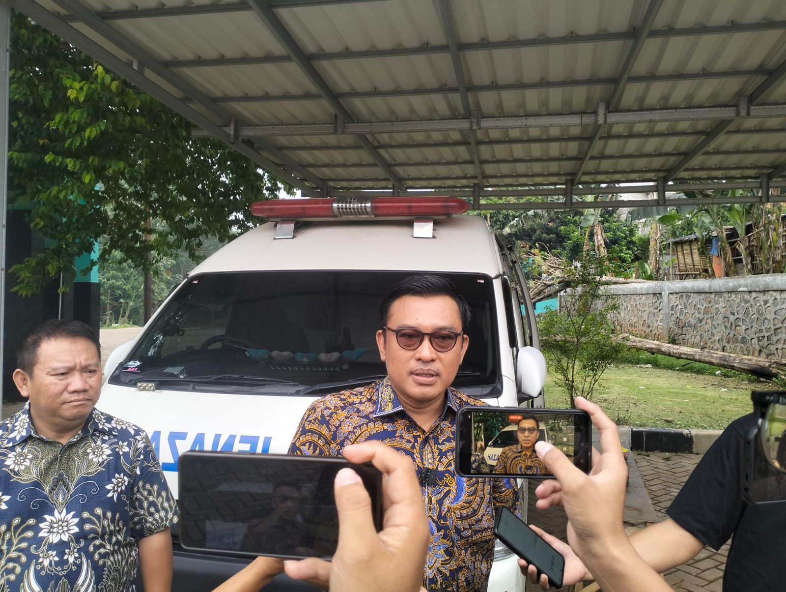 Mendiang Zetro Leonardo Purba Dimakamkan di TPU Sari Mulya Siang Ini Kepala Disperkimta Tangsel, Aries Kurniawan, meninjau kesiapan pemakaman. (tangselpos.id/rmn)