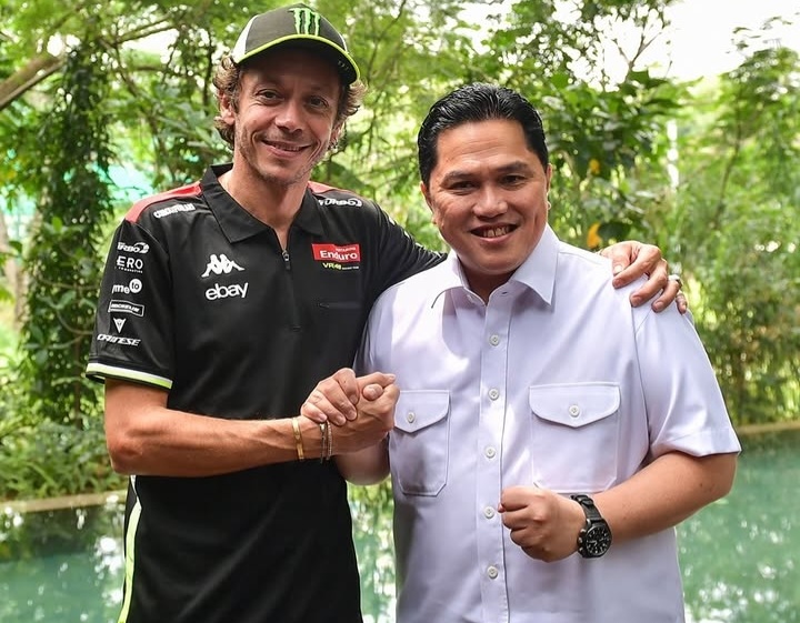 Menpora Erick Thohir bersama pembalap MotoGP Valentino Rossi. Foto : Ist