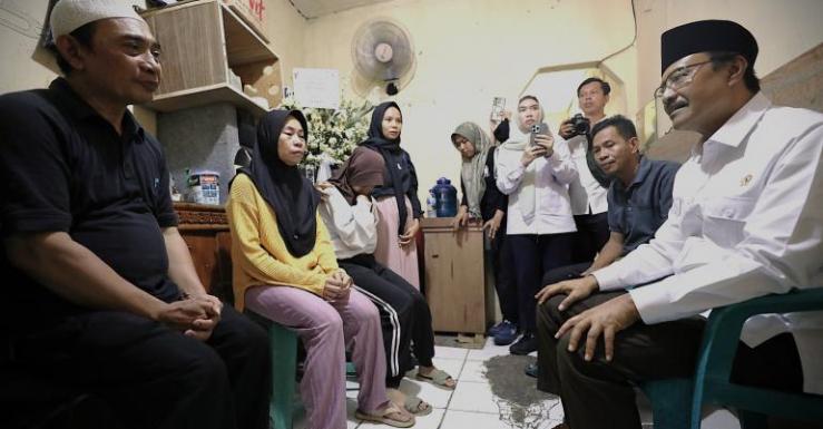 Mensos Saifullah Yusuf ketika mengunjungi orang tua Almarhum Affan. Foto : Ist
