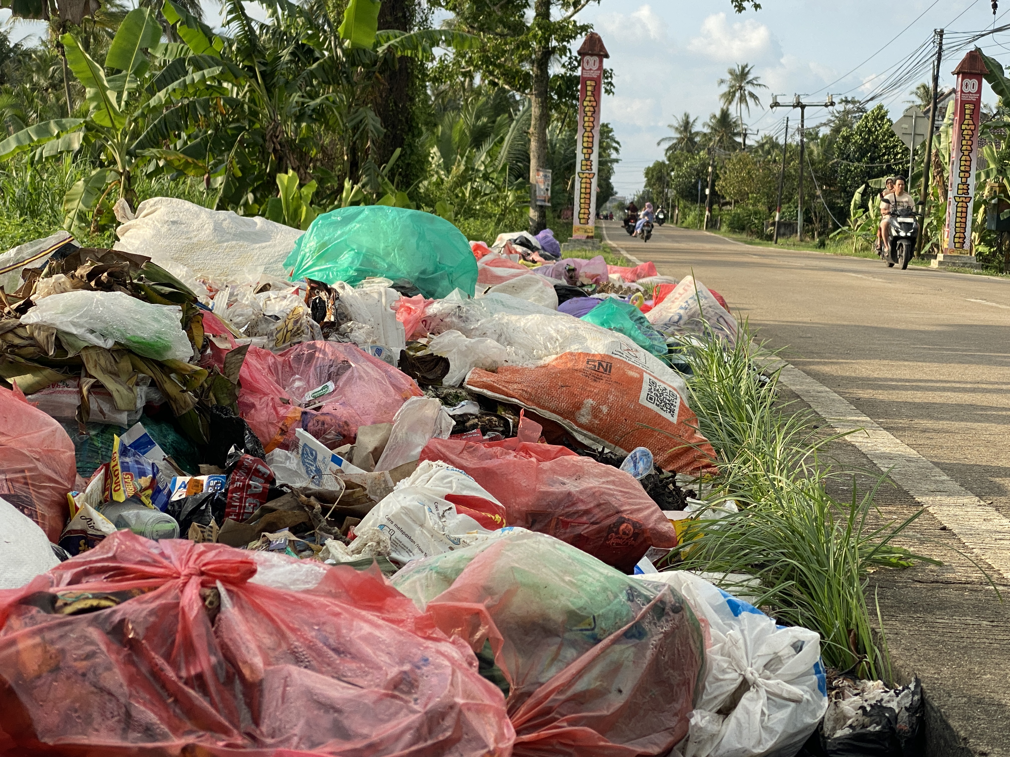Sampah menggunung dan berserakan, serta tercium bau menyengat, di Jembatan Kapala Nunggal, Ruas Jalan Ciseukeut-Sobang-Tela, tepatnya di Kampung Warungsake, Desa Mekarsari, Kecamatan Panimbang, Kabupaten Pandeglang, Minggu (14/9).
