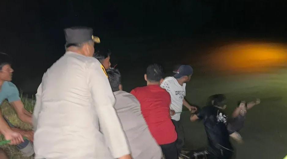 Mobil Pikap Pengangkut Belasan Buruh Bangunan di Serang Terjun ke Sungai Mobil pickup nyebur ke sungai 1 korban meninggal. Foto : Ist