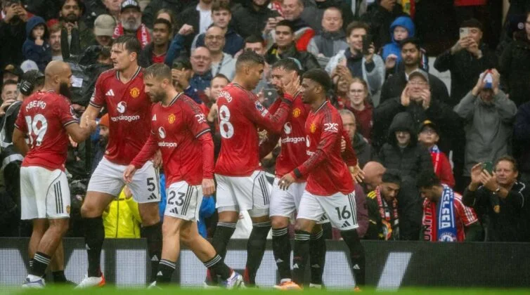 MU Tekuk Chelsea 2-1 Selebrasi skuad MU usai menundukkan Chelsea. Foto : Ist