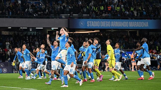 Napoli Bertengger di Klasemen Sementara Liga Seri A Selebrasi skuad Napali usai menang dari Cagliari. Foto : Ist