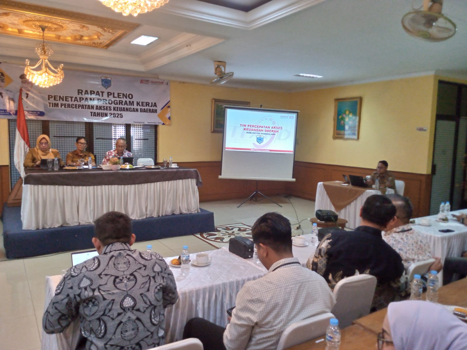 Suasana rapat pleno penetapan program kerja TPAKD Kabupaten Pandeglang, di S’ Rizki Hotel, Pandeglang, Selasa (30/9/2025).(Ari Supriadi/tangselpos.id)