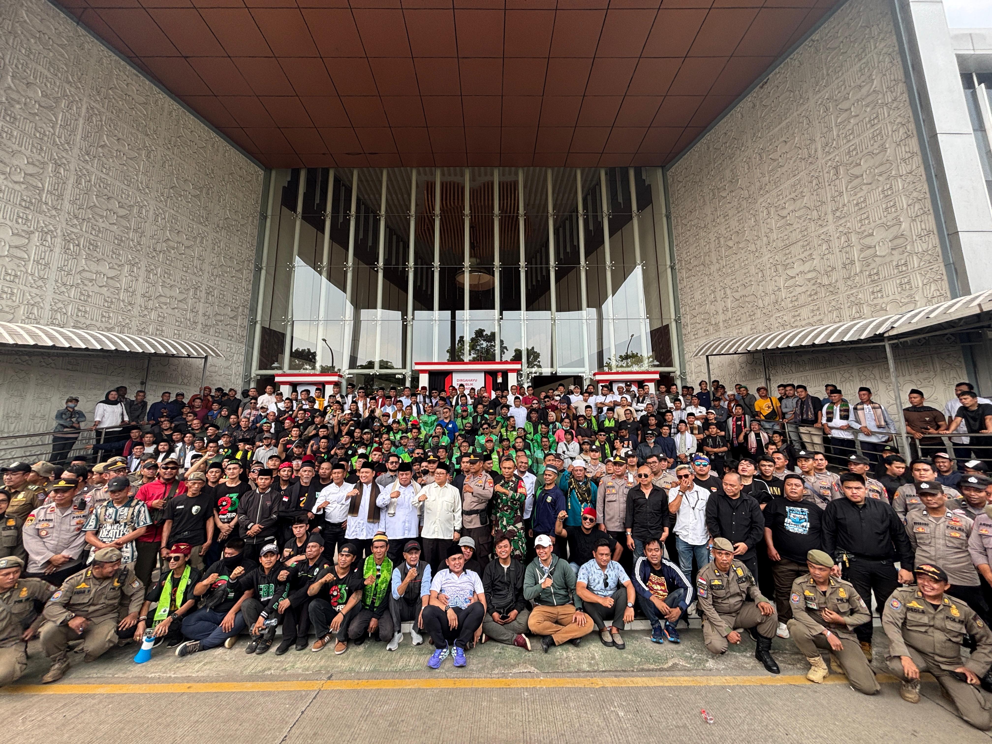 Ojol & Ormas Deklarasi Damai Di Gedung DPRD Tangsel Seluruh elemen masyarakat termasuk Ojol komitmen siap menjaga Kota Tangsel, di tengah situasi memanas di beberapa daerah. Sikap itu dinyatakan langsung di depan gedung DPRD Kota Tangsel, Senin (1/9).