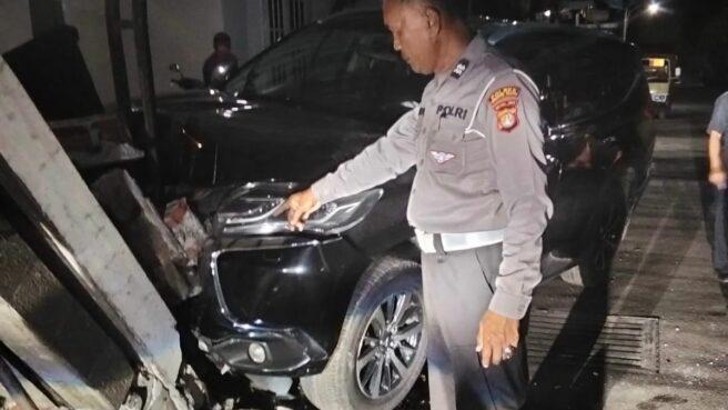 Sebuah kecelakaan lalu lintas terjadi di kawasan perumahan Jalan Kuricang, Kelurahan Pondok Ranji, Kecamatan Ciputat Timur, Minggu (28/9).