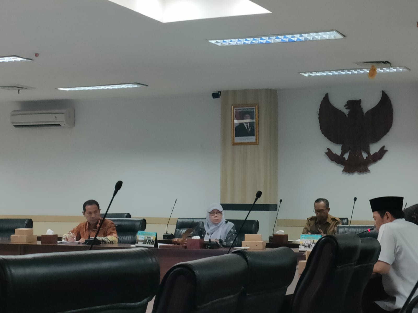 Pansus Raperda Fasilitasi Penyelenggaraan Pesantren tengah melakukan rapat terkait pembahasan Pansus.
