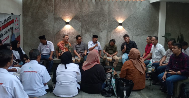Pedagang Kecil Resah Raperda Kawasan Tanpa Rokok DKI Jakarta Kurangi Omzet Penjualan Asosiasi Pedagang Kaki Lima Indonesia (APKLI) berkumpul untuk menyuaran protes pengesahan Raperda KTR. Foto: RM