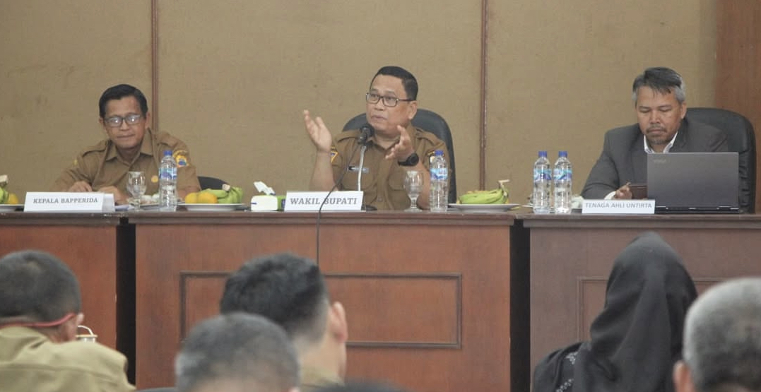 Wabup Lebak Amir Hamzah sedang memberikan sambutan dalam acara mengkaji dan menyusun peningkatan kesejahteraan masyarakat Kabupaten Lebak, di Aula PKK Sekertariat Daerah (Setda) Lebak, Selasa (23/9).