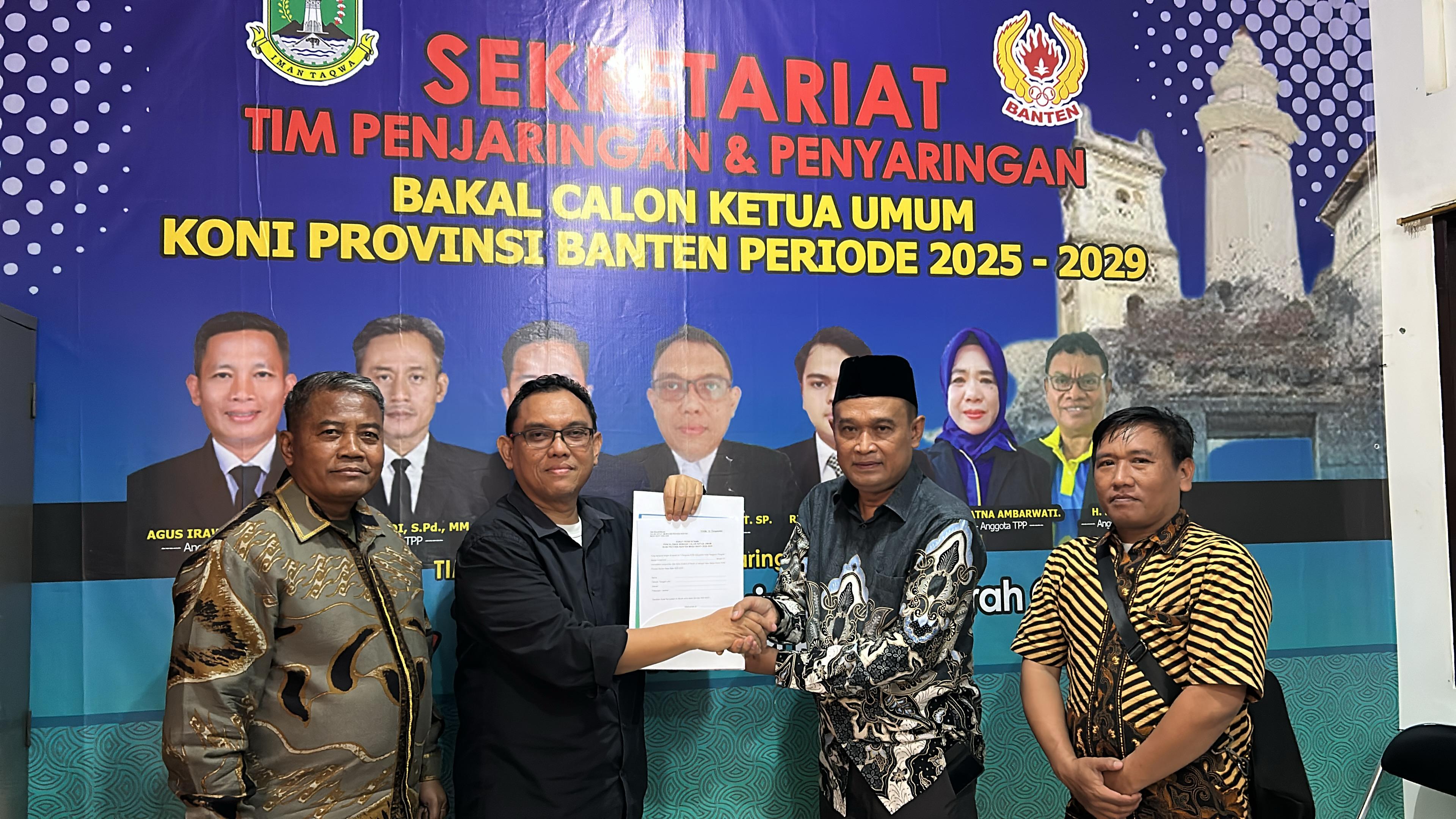 H. Abdul Salam Salim saat mengambil formulir pendaftaran, Jumat (12/9/2025). (Ist)