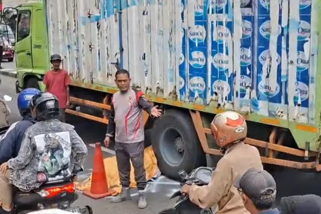 Truk yang mengalami kecelakaan dengan sepeda motor di Jalan Raya Bogor, Sukmajaya, Depok. Foto Ist