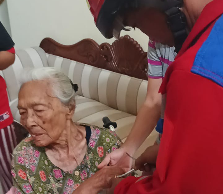 Petugas Damkar Tangsel sedang melepaskan cincin di tangan nenek Delima Sitompul yang umurnya 99 tahun. Foto : Ist